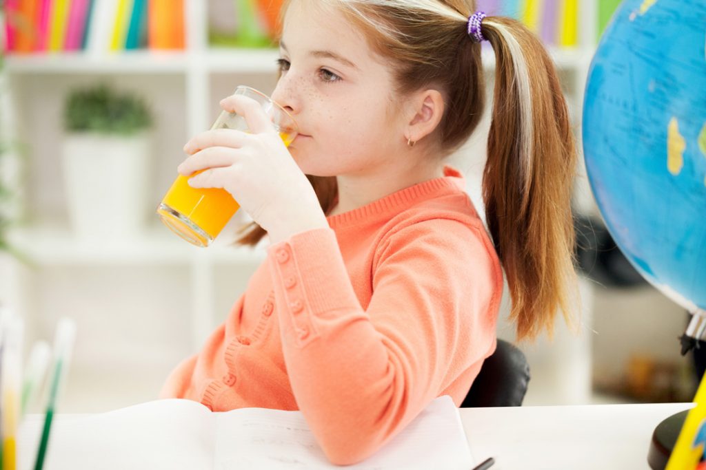 Kind Trinkt ORANKA Orangensaft